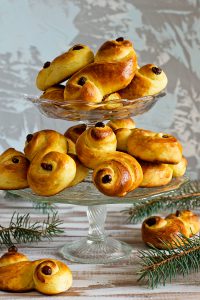 Шведские шафрановые булочки Lussekatter (Астрид Линдгрен. «Эмиль из Лённеберги»)